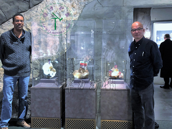 華盛頓國家自然史博物館Michael-A-Wise邁克爾·懷斯博士（左）向譚力介紹他尋獲的極品碧璽標本。